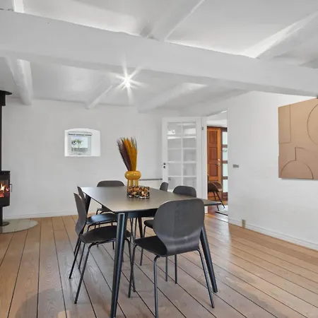 Holiday home Stilfuld Lejlighed Med Pejs *
